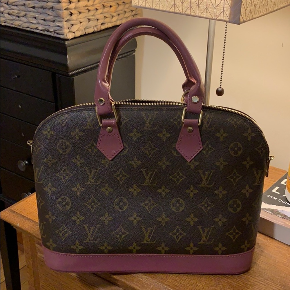 Louis Vuitton alma pm HANDLES ARE NOT ORIGINAL .